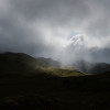 Licht bricht durch die Wolken im schottischen Hochland