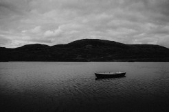 Verlassenes Ruderboot in schottischem See auf der Isle of Skye