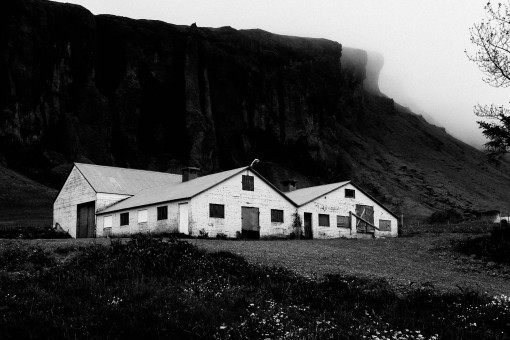 Fine-Art-Print_Bauernhaus vor Bergen_Monochrom