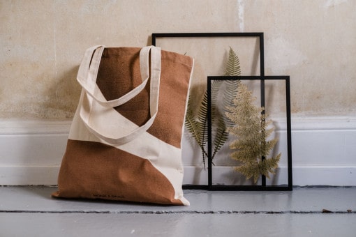 Tote Bag Earthy von monk & ANNA zusammen mit Moebe Rahmen